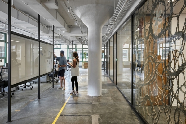 辦公室裝修得真文藝復古，忍不住拿來曬曬！