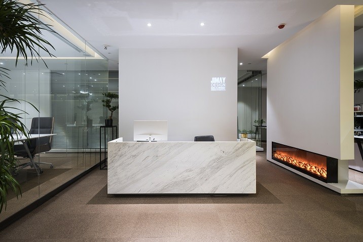 ‘少’不是空白而是精簡，‘多’不是擁擠而是＊＊。